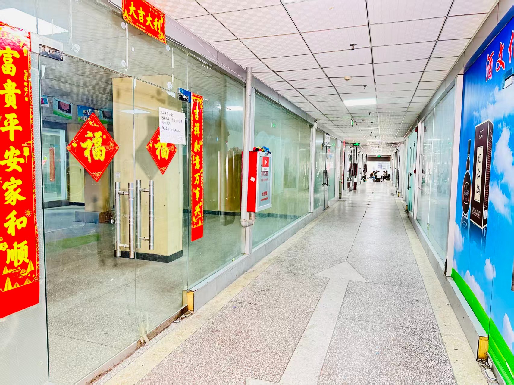 中州中路园区位于洛阳市老城区春都路商贸核心区域，周边商业氛围成熟，交通便利，配套完善。依托传统副食品商贸资源，园区具备良好的经营基础和人气优势，是企业办公、商品展示、批发零售及创业发展的理想选择。