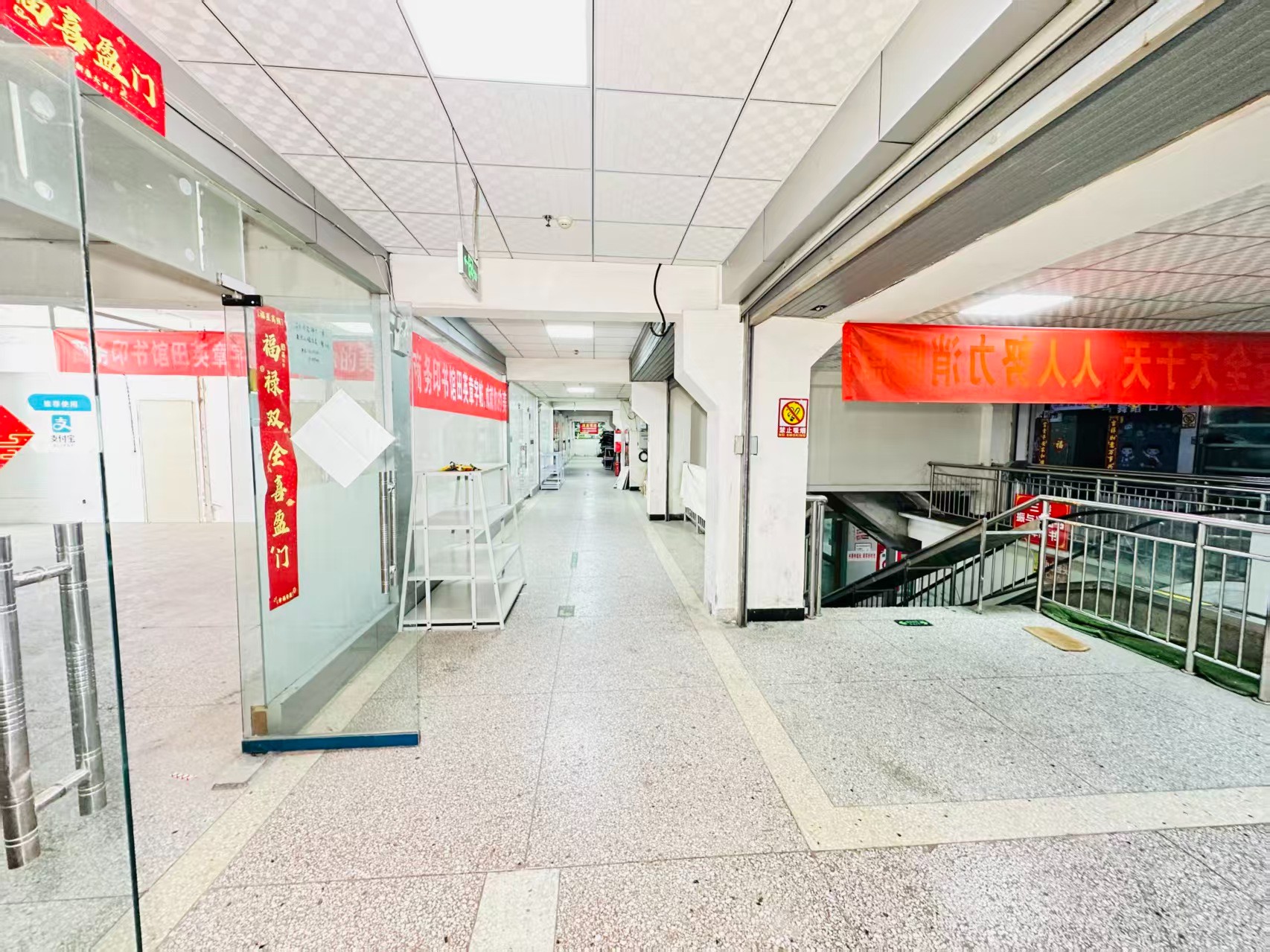 中州中路引入人工智能技术应用场景，推动AI与商业、零售、电商、企业服务等领域融合发展。