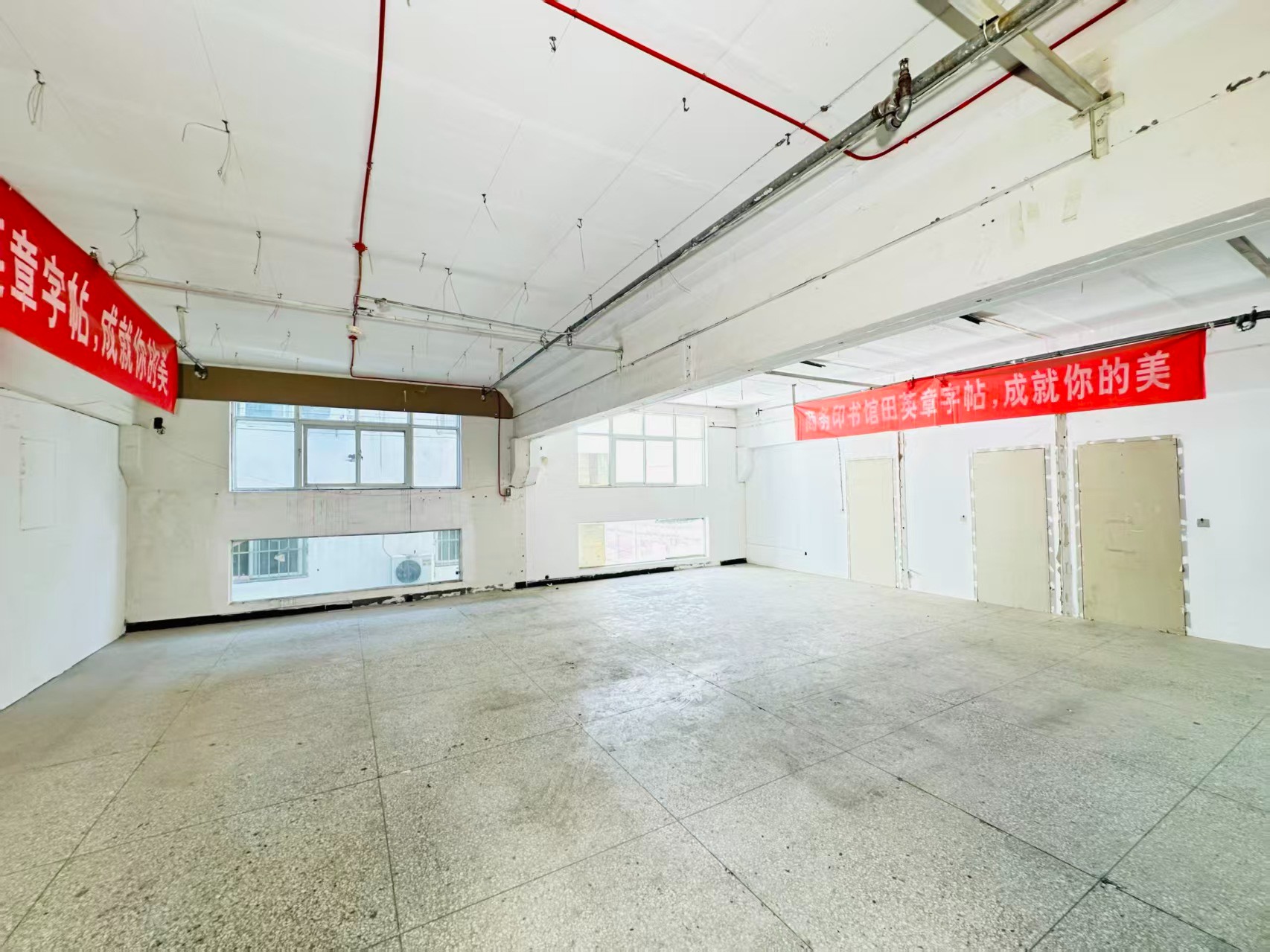中州中路重点吸引人工智能应用、数字经济、电商直播、智能制造服务、软件开发、科技创新企业及创业团队入驻